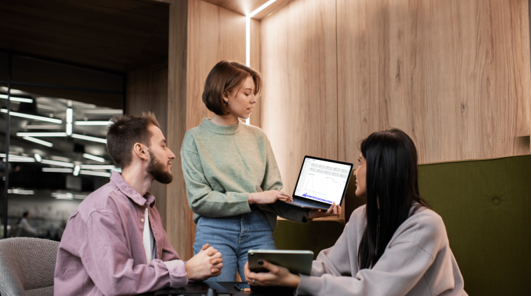 equipo-trabajando-juntos-en-proyecto